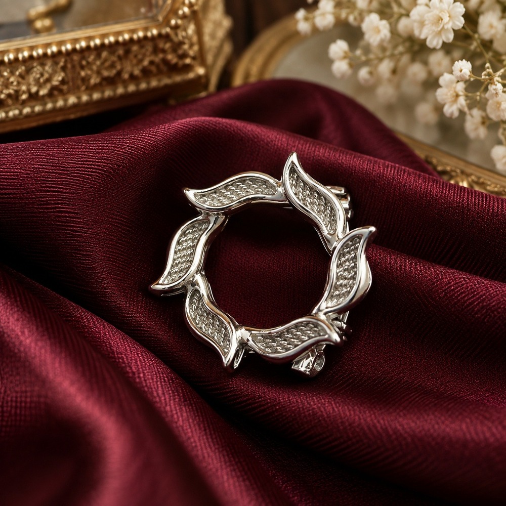 Vintage Gerry's Silver Tone Textured Leaf Wreath Circle Brooch Pin Signed